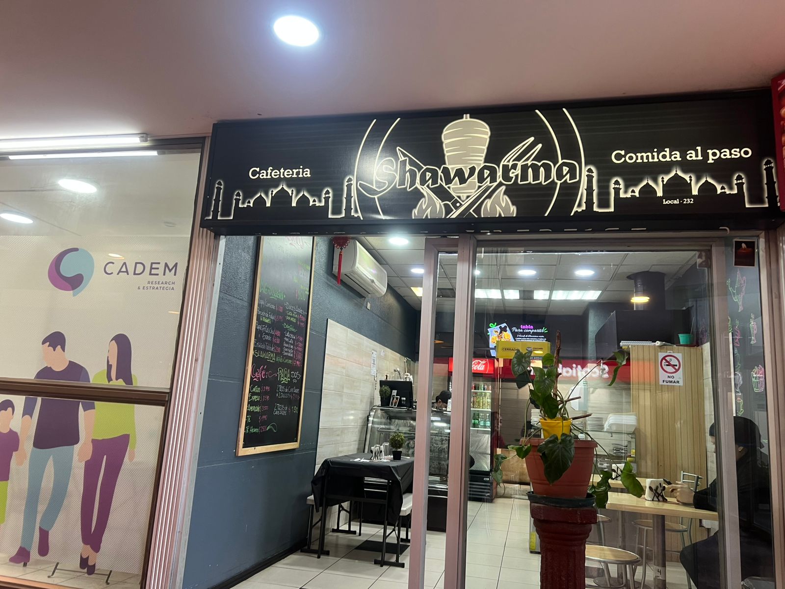 Interior del restaurante Shawarma - Local 232