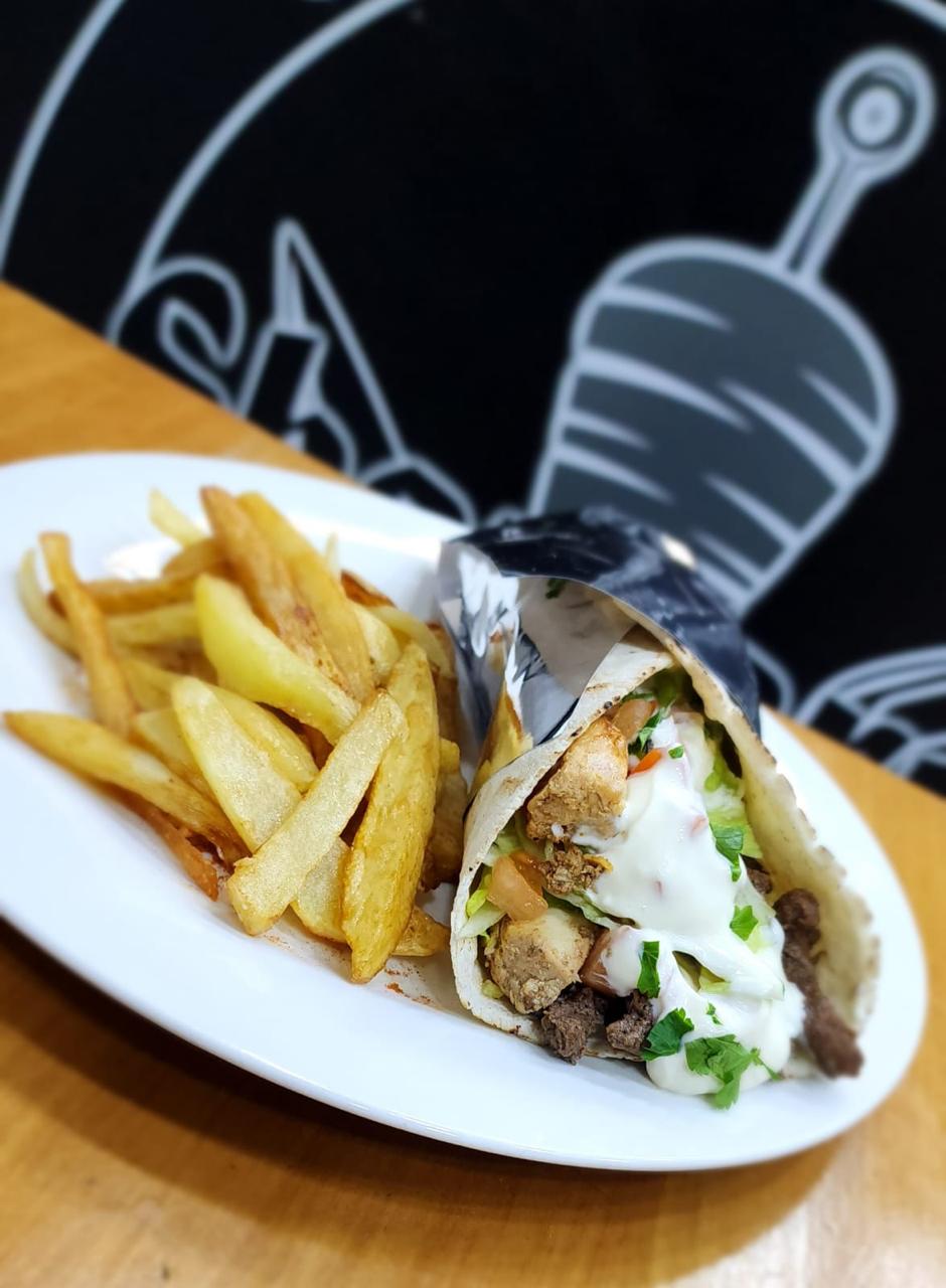Shawarma Tradicional + Papas o 3 falafel + bebida o agua mineral
